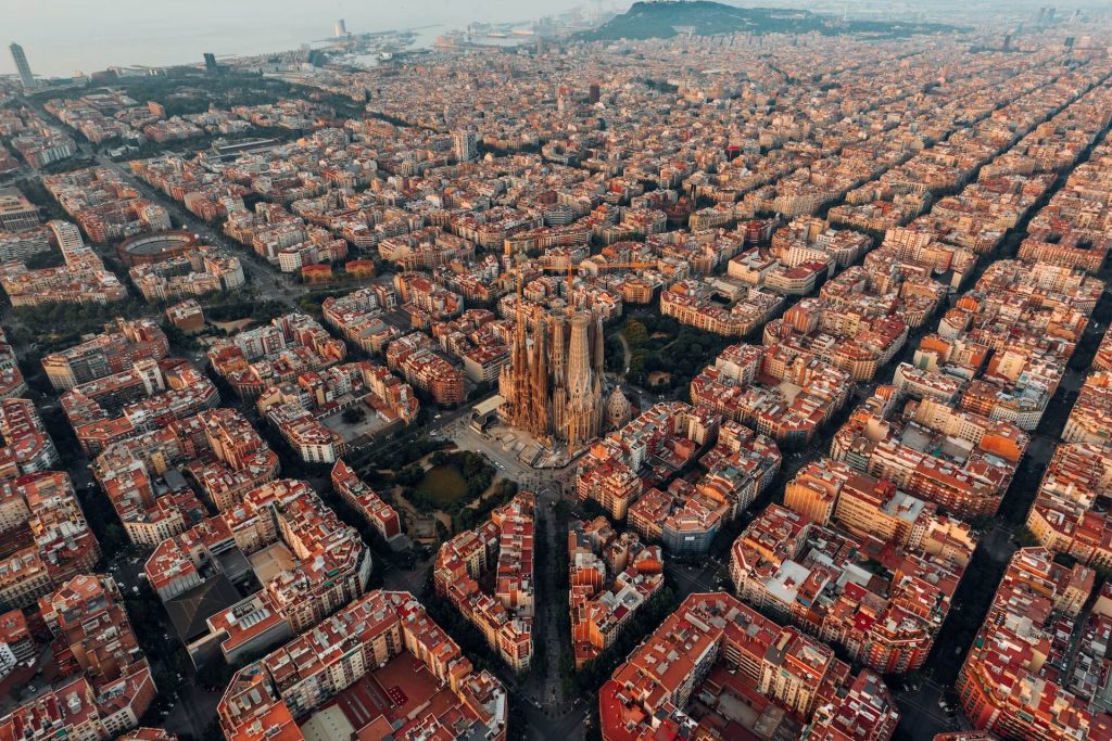 Barcelona: Un dinámico paisaje urbano que destaca la arquitectura única de Antoni Gaudí, incluida la famosa Sagrada Familia.