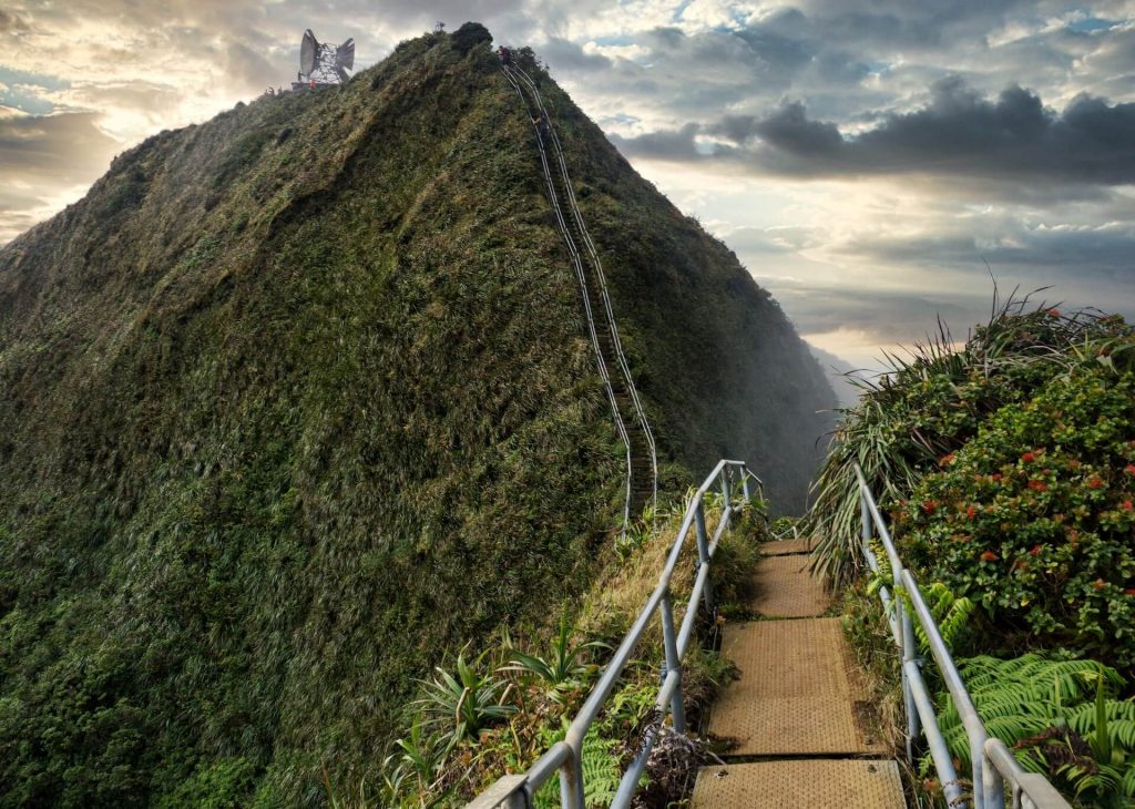 Haiku Stairs, una empinada ruta de senderismo en Oahu, Hawái, conocida por su sobrecogedora elevación y sus impresionantes vistas