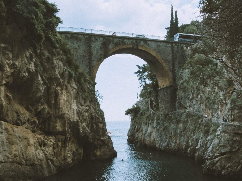 Amalfi Coast Path, un sendero costero a lo largo de la impresionante costa italiana de Amalfi, que ofrece vistas de las aguas turquesas del Mediterráneo y pueblos encantadores.