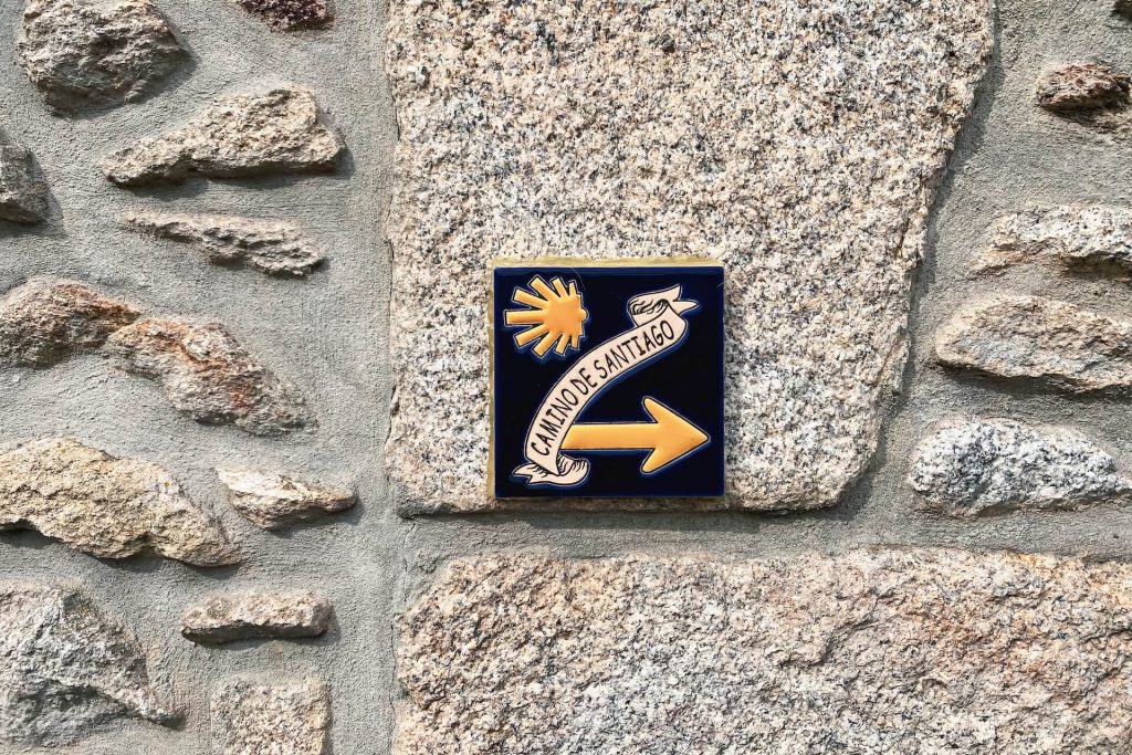 Azulejo decorativo que marca el camino de Santiago, una histórica ruta de peregrinación que conduce al venerado santuario de Santiago de Compostela