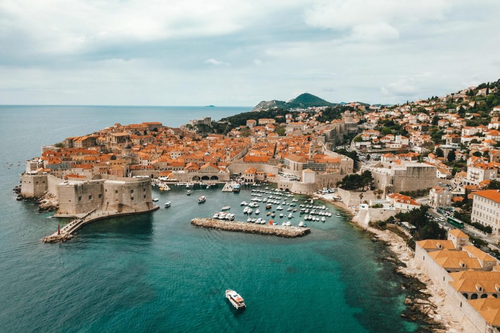 Dubrovnik: Una imagen de las históricas murallas de la ciudad y los tejados de terracota frente al centelleante mar Adriático.