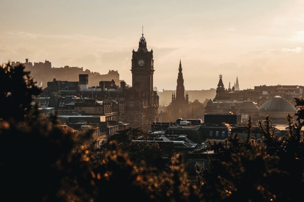 Edimburgo: Un vistazo a la histórica ciudad escocesa, mostrando su icónico castillo y su mezcla de arquitectura medieval y moderna.