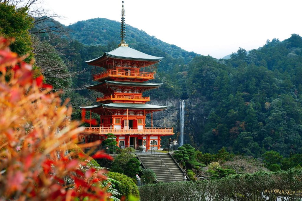 Vista panorámica del Kumano Kodo, una antigua ruta de peregrinación en Japón, que serpentea a través de frondosos bosques y lugares de interés cultural