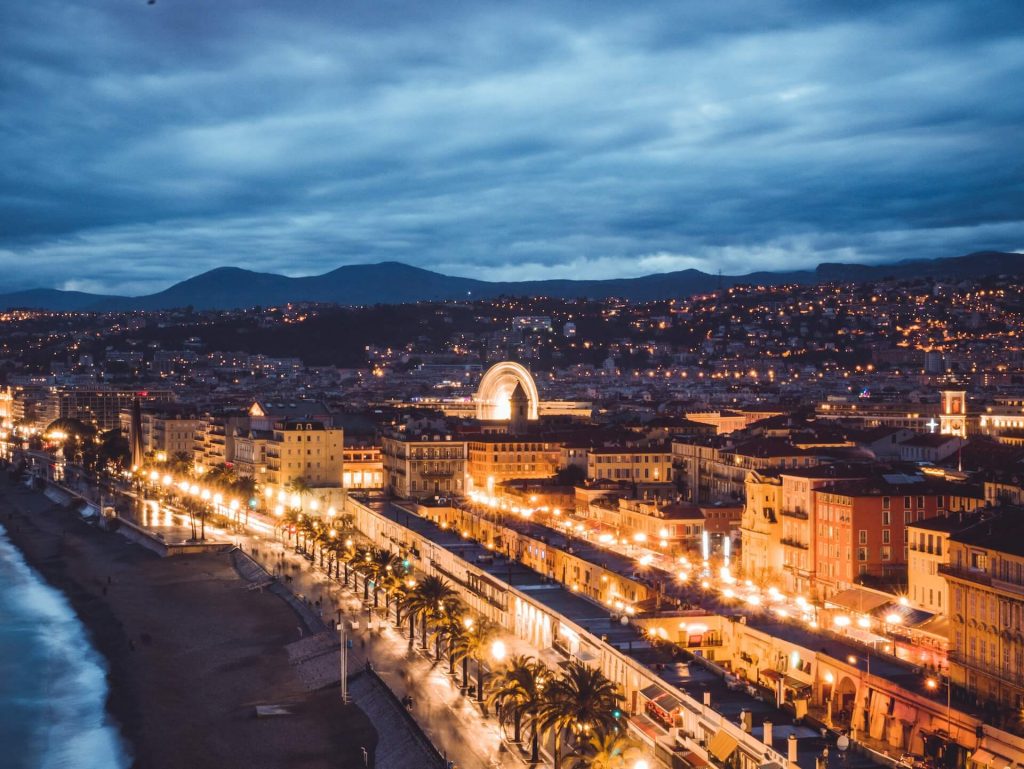 Niza, Francia: Un pintoresco paisaje urbano costero con una arquitectura encantadora a lo largo de la costa mediterránea.
