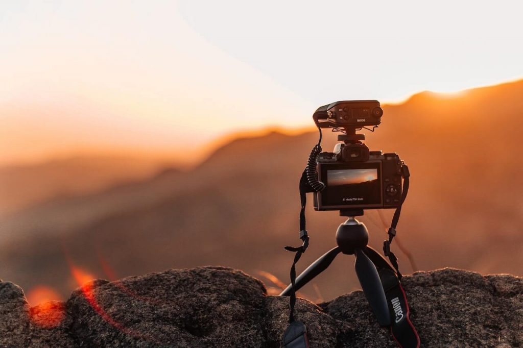 Una imagen de una cámara montada en un pequeño trípode captando el hermoso amanecer.
