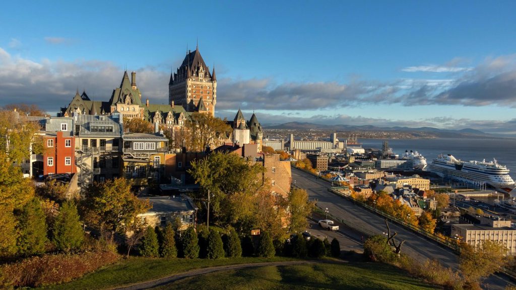 Quebec: Una vista de la encantadora ciudad con sus calles adoquinadas, su estilo europeo y el prominente Château Frontenac.