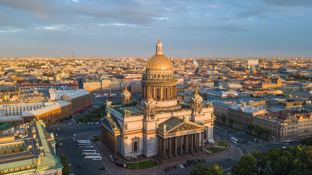 San Petersburgo: Una regia escena que muestra la grandiosa arquitectura de esta ciudad rusa, incluidos palacios y el río Neva.